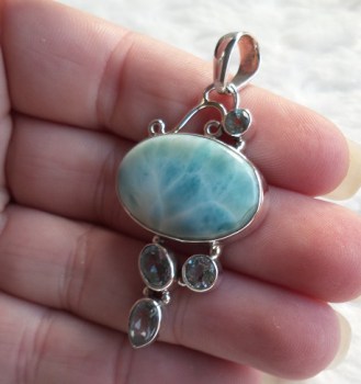 Zilveren hanger gezet met ovale Larimar en blauw Topazen